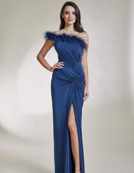 Vestido de fiesta largo con abertura y escote de plumas indigo Vestido de fiesta largo con abertura y escote de plumas indigo