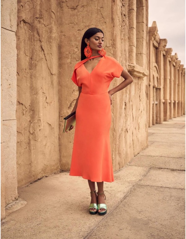 Vestido midi de fiesta naranja para invitadas.