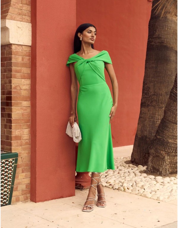 Vestido midi de fiesta verde para invitadas.
