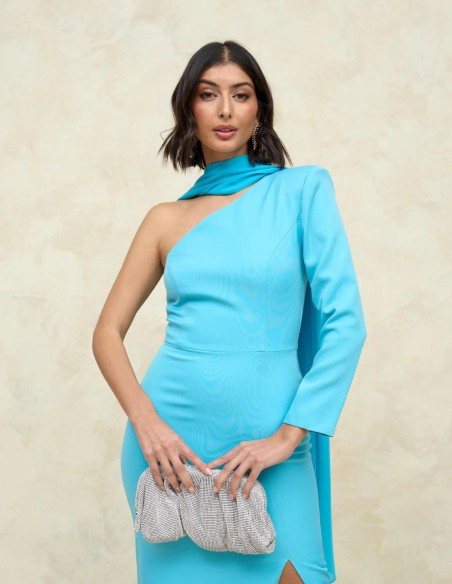 Vestido midi de fiesta azul con escote asimétrico.