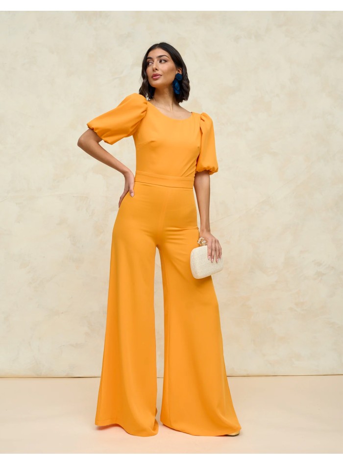 Mono de fiesta con manga abullonada en color naranja para invitada
