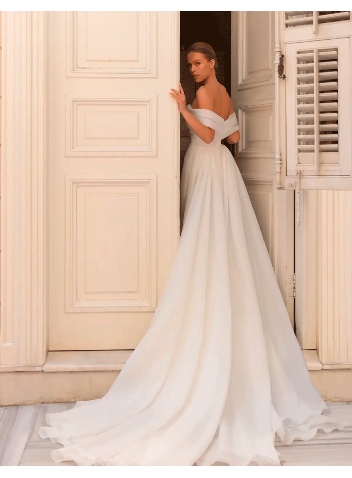 Vestido de novia con escote bandeau y cuerpo...