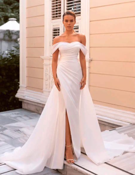 Robe de mariée avec encolure bandeau et corsage drapé avec surjupe détachable