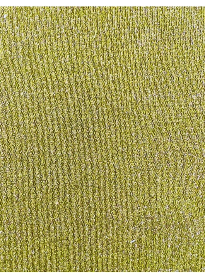 Vestido largo de fiesta dorado con manga larga asimétrica.