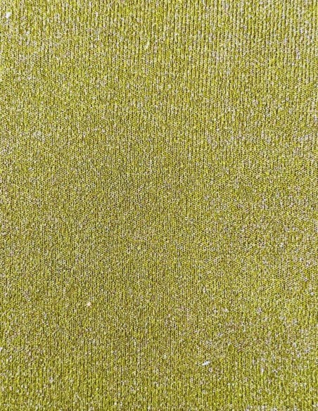 Vestido largo de fiesta dorado con manga larga asimétrica.