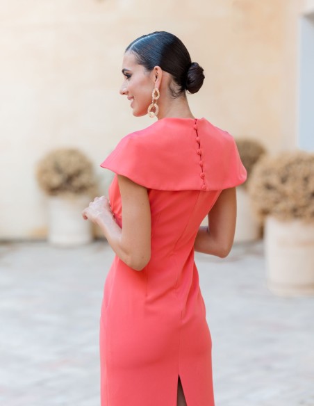 Robe de soirée midi avec couche et encolure en dentelle