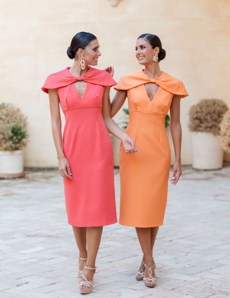 Robe de soirée midi avec couche et encolure en dentelle