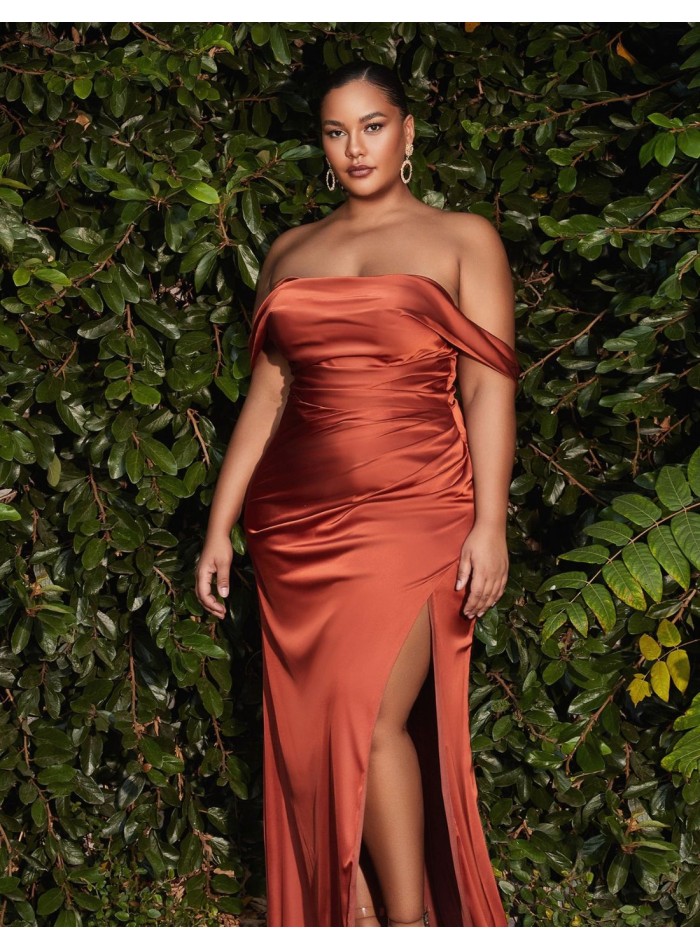 Robe longue en satin avec encolure bandeau et corsage drapé