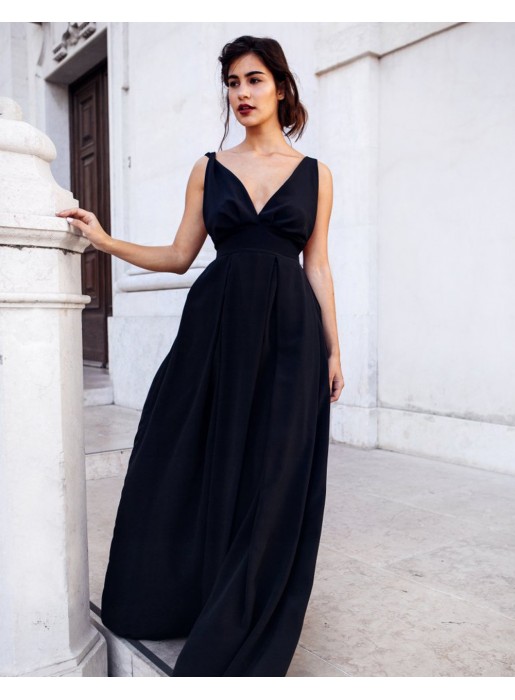 Long dress in open back and wide straps in black