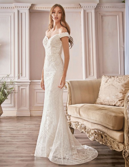 Wedding dress with mermaid cut and bandeau neckline