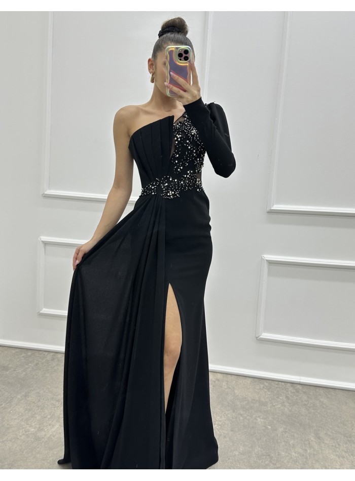 Robe longue de fête avec encolure asymétrique et strass