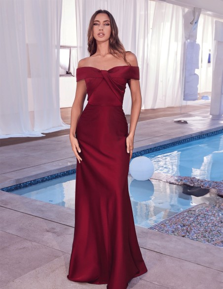 Robe longue satinée avec encolure bandeau croisée