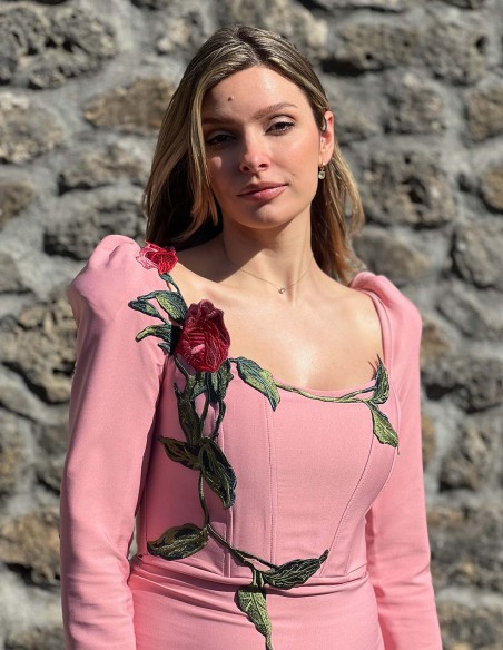 Vestido de fiesta largo con manga abullonada y bordado