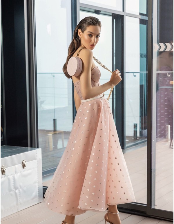 Robe de soirée midi avec plumeti et décolleté en cœur 2