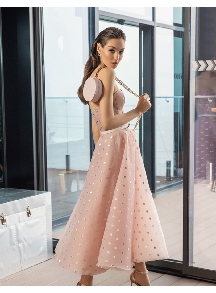 Robe de soirée midi avec plumeti et décolleté...