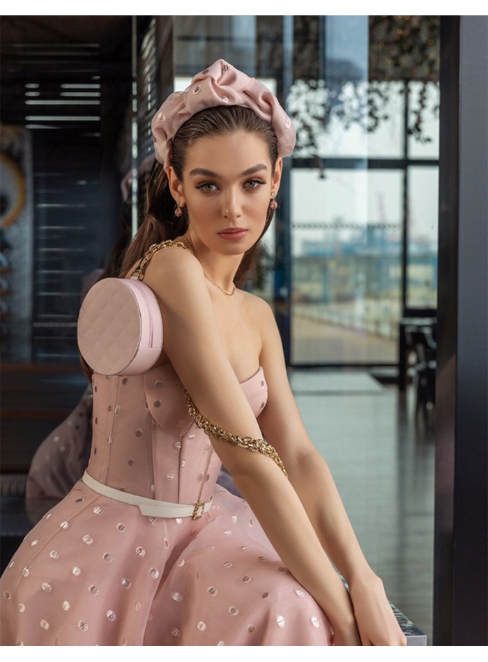 Robe de soirée midi avec plumeti et décolleté...