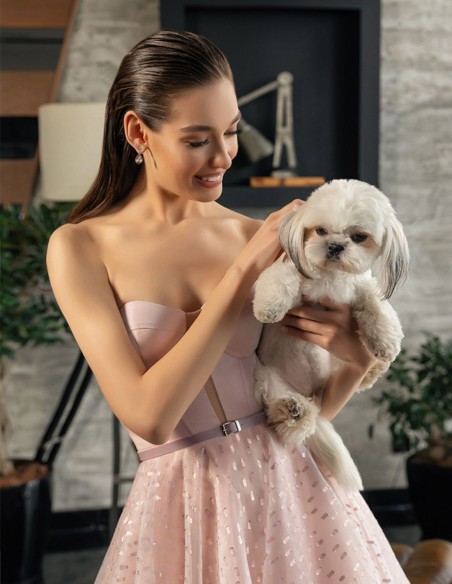 Vestido midi de fiesta rosa empolvado con plumeti