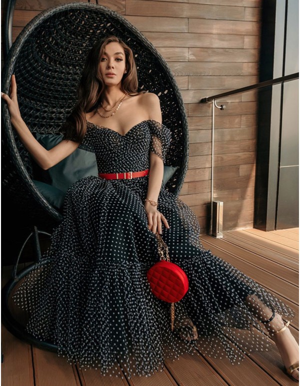 Vestido midi de fiesta negro en plumeti con mangas caídas