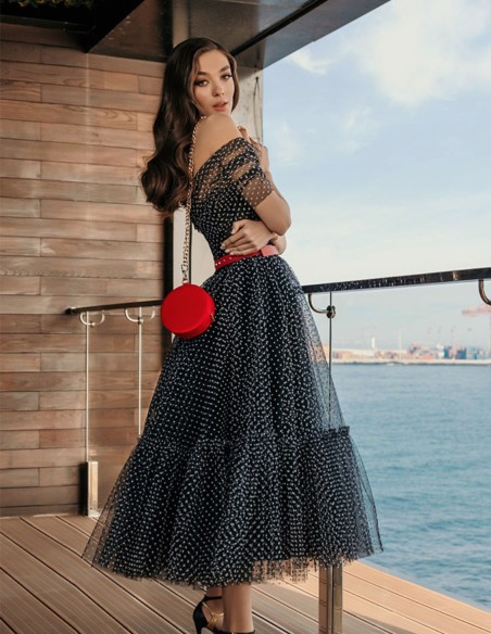 Vestido midi de fiesta negro en plumeti con mangas caídas