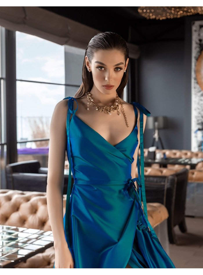 Long dress with side slit and bow details