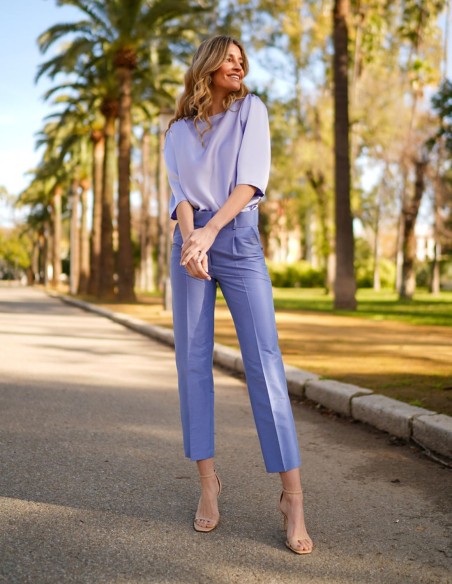 Chemisier en satin à manches françaises avec volants sur l'épaule