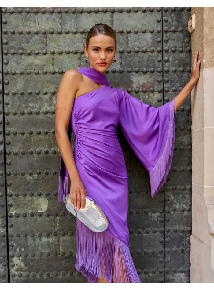 Vestido de fiesta midi con una manga y flecos morado