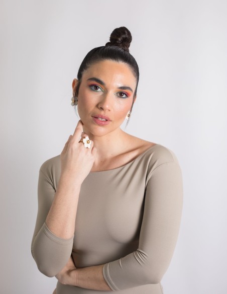 Bague réglable avec une fleur en céramique blanche