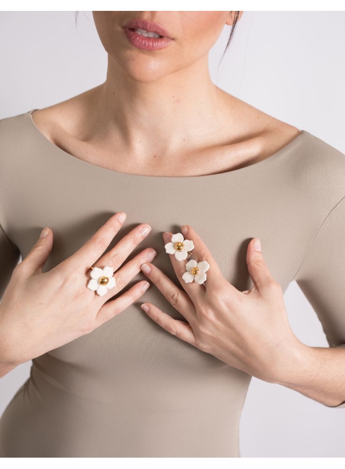 Bague réglable avec une fleur en céramique blanche