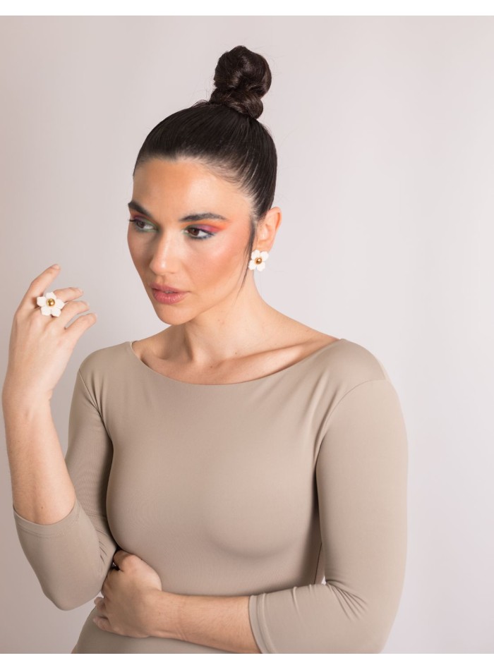 Adjustable ring with a white ceramic flower