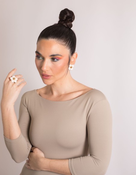 Bague réglable avec une fleur en céramique blanche