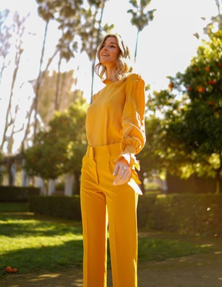 Blusa de fiesta de cuello alto y manga larga con volantes