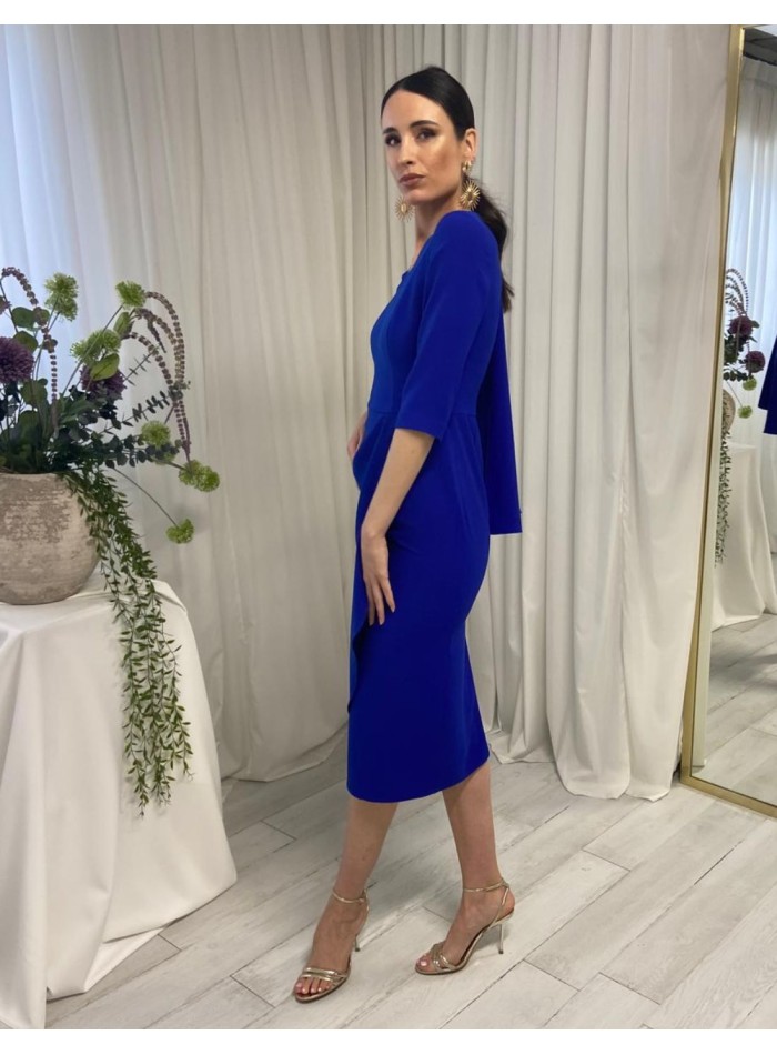 Vestido de cóctel con manga francesa asimétrica y capeada