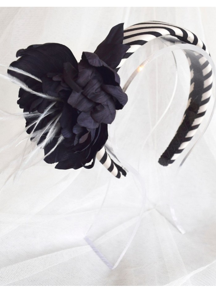 Diadema de rayas con aplique de flor negra con...