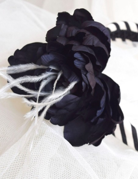 Serre-tête rayé avec application de fleurs noires avec plumes