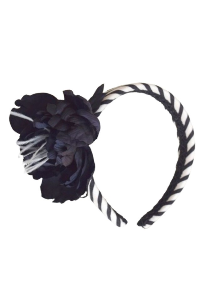 Diadema de rayas con aplique de flor negra con plumas