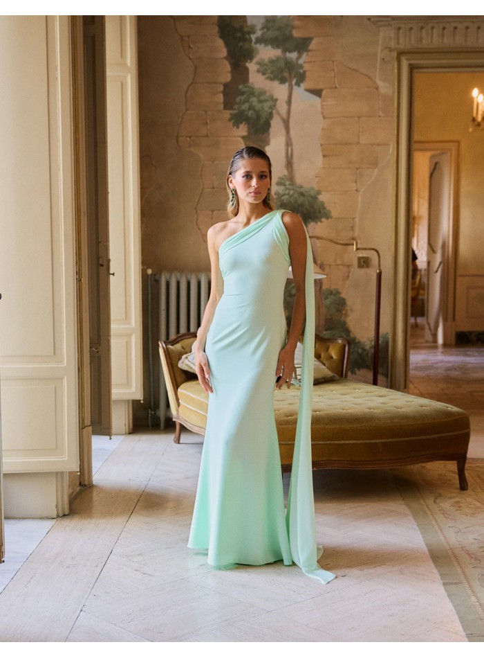 Robe longue de fête avec encolure asymétrique...