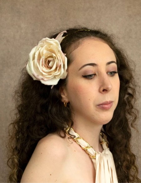 Diadema tocado maxi flor rosa marfil con base dorada