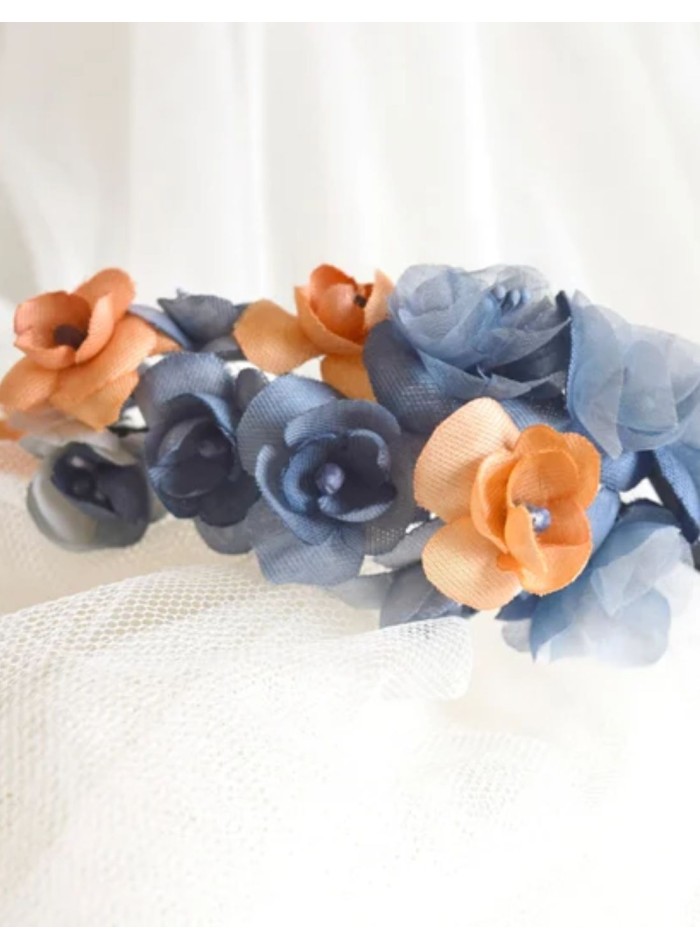 Diadema fina con florecitas azules y naranjas