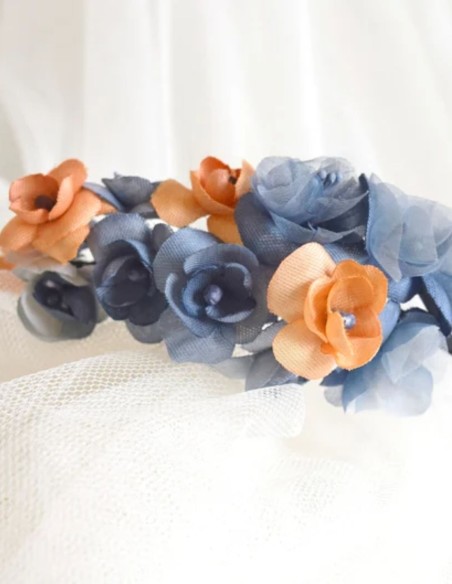 Diadema fina con florecitas azules y naranjas