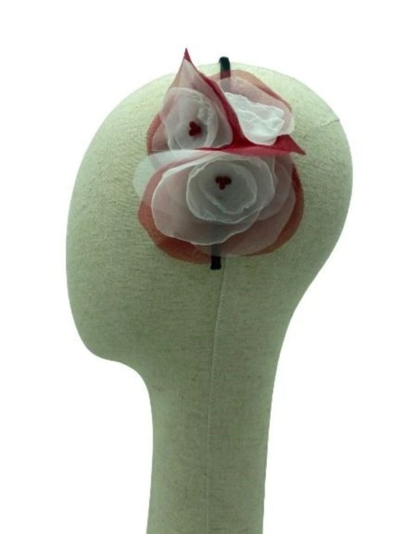 Diadema fina con flores de organza y plumas 2