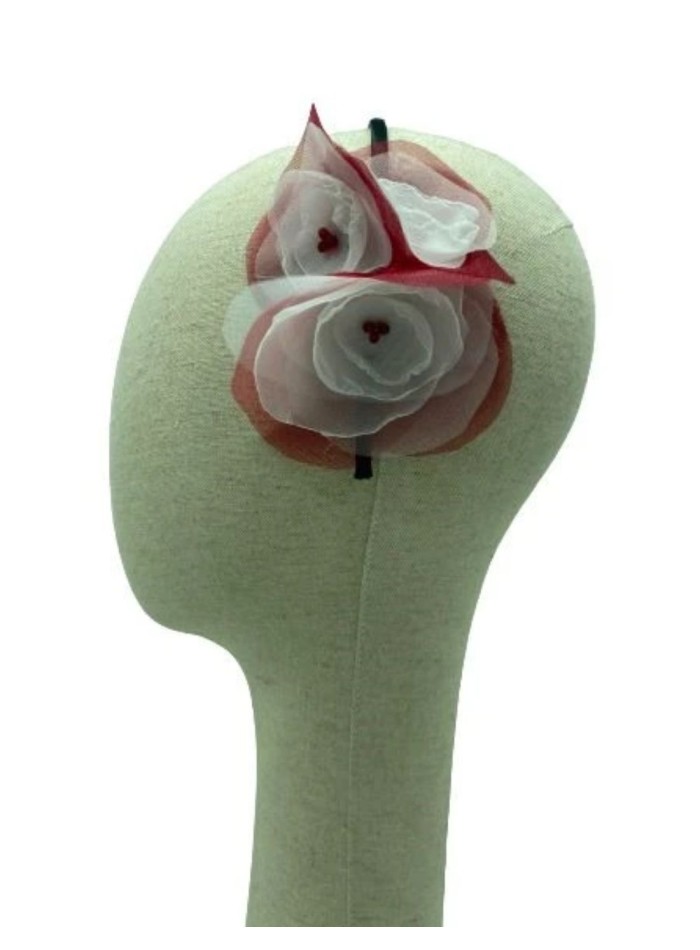 Diadema fina con flores de organza y plumas