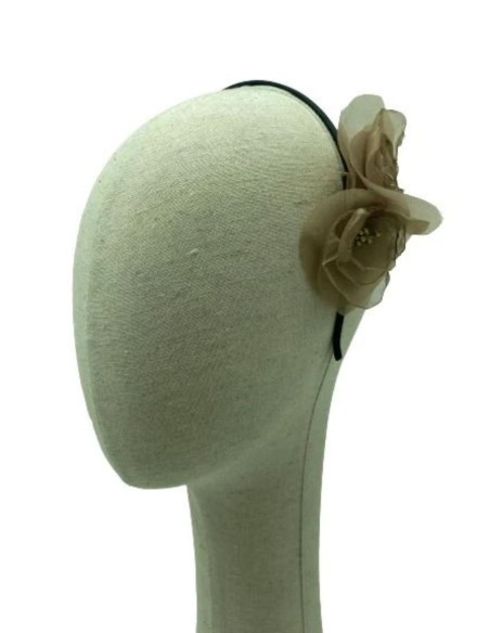 Diadema fina con flores de organza y plumas