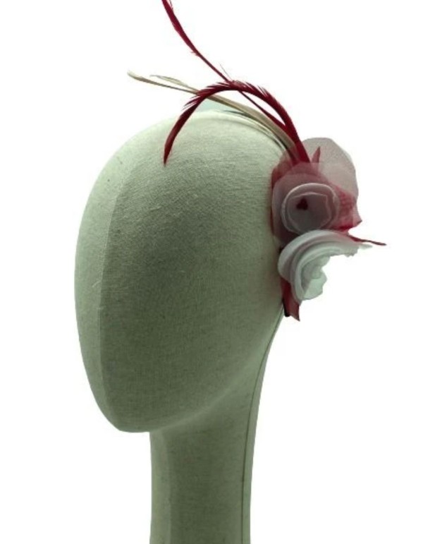 Diadema fina con flores de organza y plumas