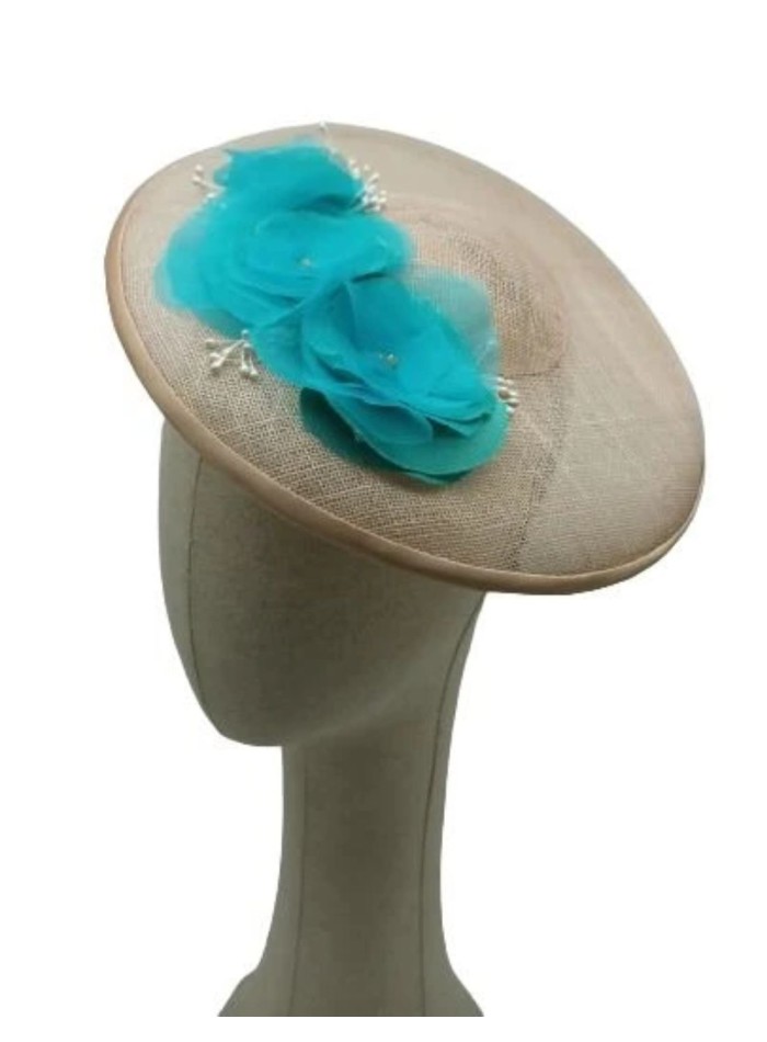 Mini fascinator in beige sinamay with turquoise organza flowers