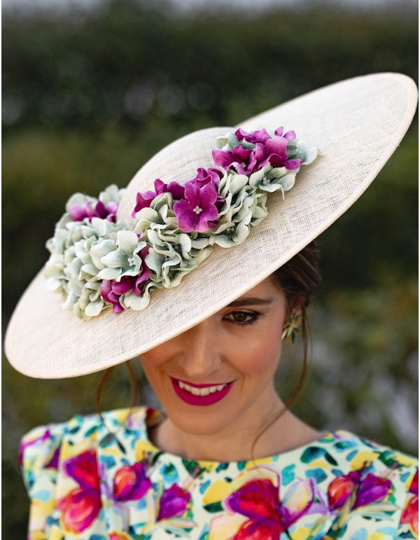 Pamela con base de sinamay con flores de sinamay...