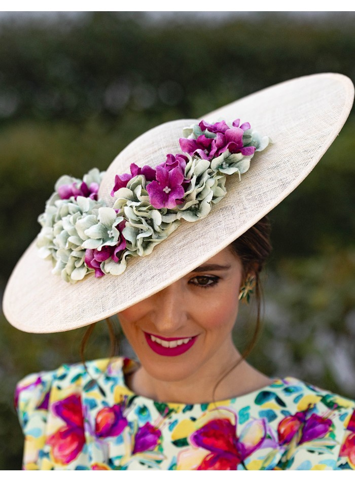 Pamela con base de sinamay con flores de sinamay multicolor - INVITADA PERFECTA