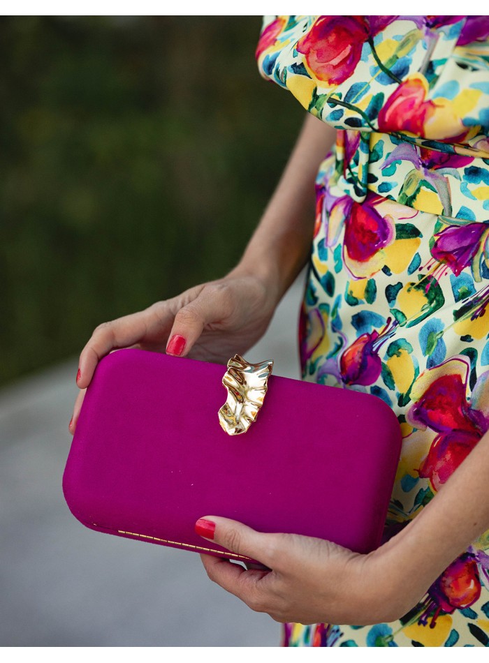 Bolso de fiesta de antelina con broche de hoja dorado