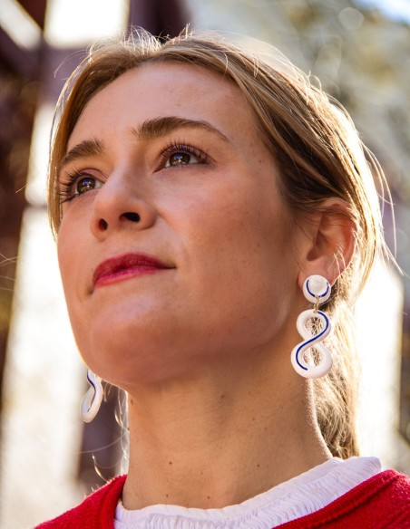 Boucle d'oreilles infini en céramique émaillée bleue