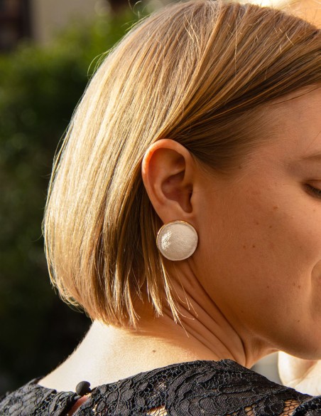 Boucle d'oreilles Boutonnières en porcelaine peinte avec de l'or