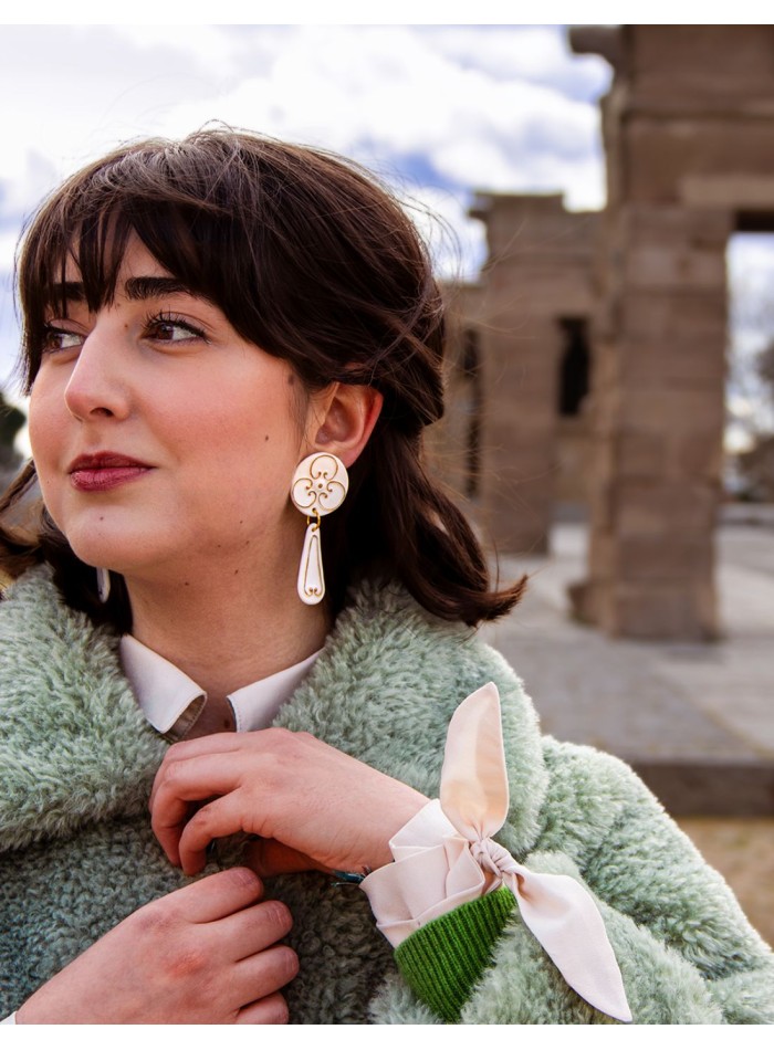 Boucle d'oreilles en porcelaine peinte en or